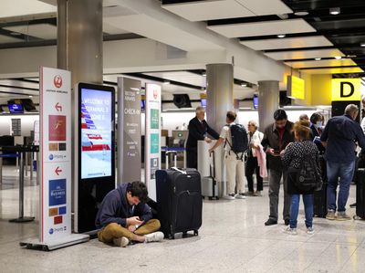 Potret Penumpang Terlantar di Bandara Inggris Akibat Gangguan Teknis
