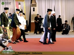 Momen Prabowo dan Ganjar Bergandengan saat Muktamar Sufi di Pekalongan