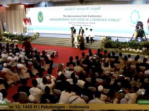 Prabowo-Ganjar Gandengan dan Tertawa Bersama di Muktamar Sufi