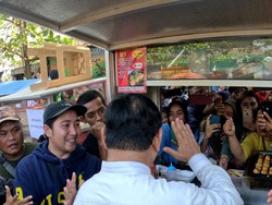 Momen Prabowo Jajan Takoyaki Saat Dampingi Jokowi di Pasar Grogolan