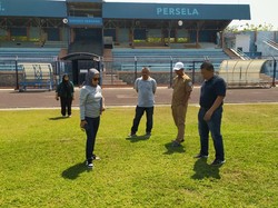 PT LIB Soroti Rumput Menguning Saat Inspeksi Stadion Surajaya Lamongan