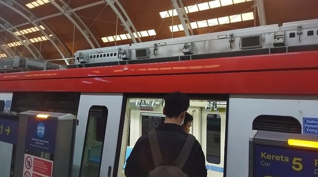 Saat warga dengan tinggi 180 cm hendak masuk pintu LRT Jabodebek (Kurniawan/detikcom)