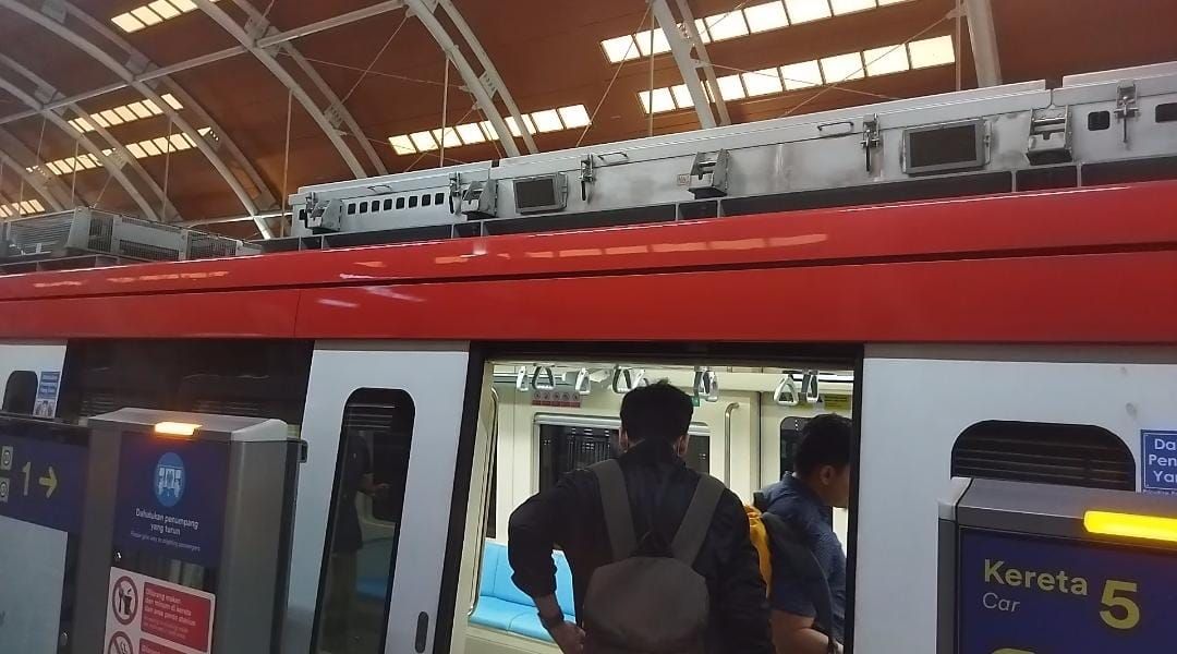 Saat warga dengan tinggi 180 cm hendak masuk pintu LRT Jabodebek (Kurniawan/detikcom)