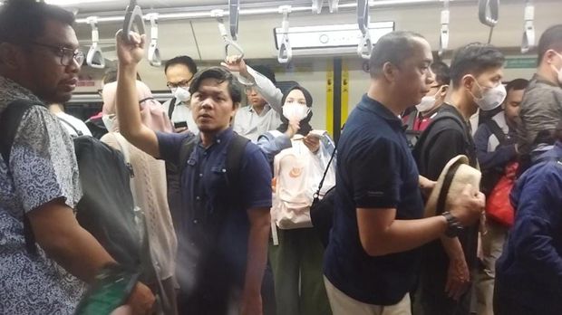 Stasiun LRT Dukuh Atas dipadati penumpang di jam pulang kerja