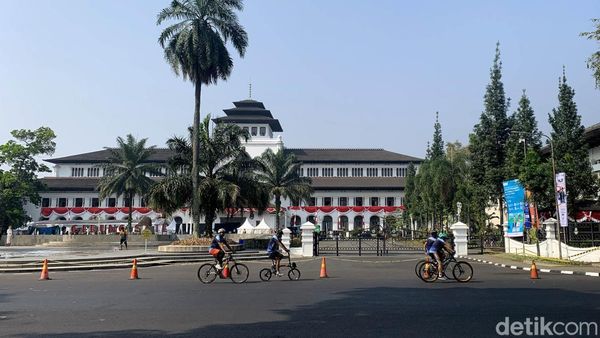 Potret Olahraga Pagi di Depan Gedung Sate