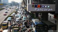 Sudah Ada LRT, Lalin Jalan Gatsu Tetap Macet Pagi Ini