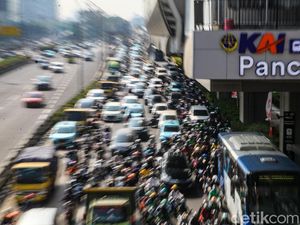 Sudah Ada LRT, Lalin Jalan Gatsu Tetap Macet Pagi Ini