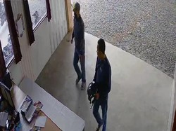 2 Pencuri Terekam CCTV Kuras Duit Meja Kasir Toko di Trucuk Klaten