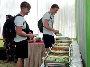 Nggak Bisa Bahasa Inggris, Ini Cara Manten Persilakan 2 Bule Nyasar Makan Nggak Bisa Bahasa Inggris, Ini Cara Manten Persilakan 2 Bule Nyasar Makan