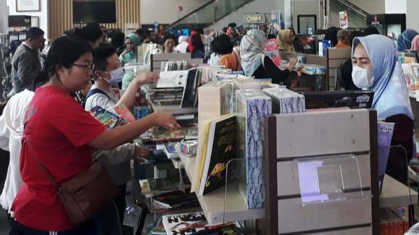 Pengunjung Berburu Promo Toko Gunung Agung Jelang Tutup Selamanya
