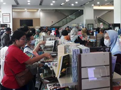 Pengunjung Berburu Promo Toko Gunung Agung Jelang Tutup Selamanya