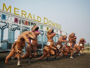 Unik! Potret Keseruan Lomba Balap T-Rex di Amerika Serikat Unik! Potret Keseruan Lomba Balap T-Rex di Amerika Serikat