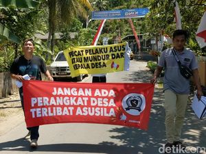 Warga Bogoran Demo Perangkat Desa di Trenggalek yang Dihamili Kades