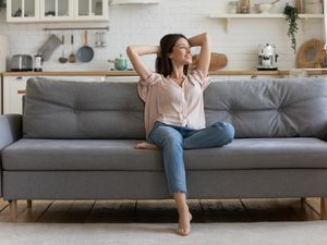 7 Langkah Mudah Membersihkan Sofa Berbahan Kain 7 Langkah Mudah Membersihkan Sofa Berbahan Kain