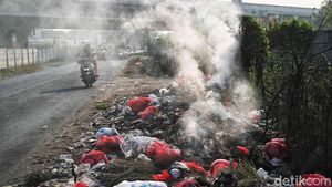 Aksi Bakar Sampah Perparah Polusi Udara di Kabupaten Bekasi