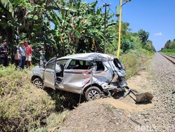 Lagi Mobil Ringsek Tertabrak KA Pandanwangi di Pelintasan Klatak Banyuwangi