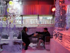 Brrr... Merasakan Sensasi Dingin Kafe Es di Dubai Brrr... Merasakan Sensasi Dingin Kafe Es di Dubai