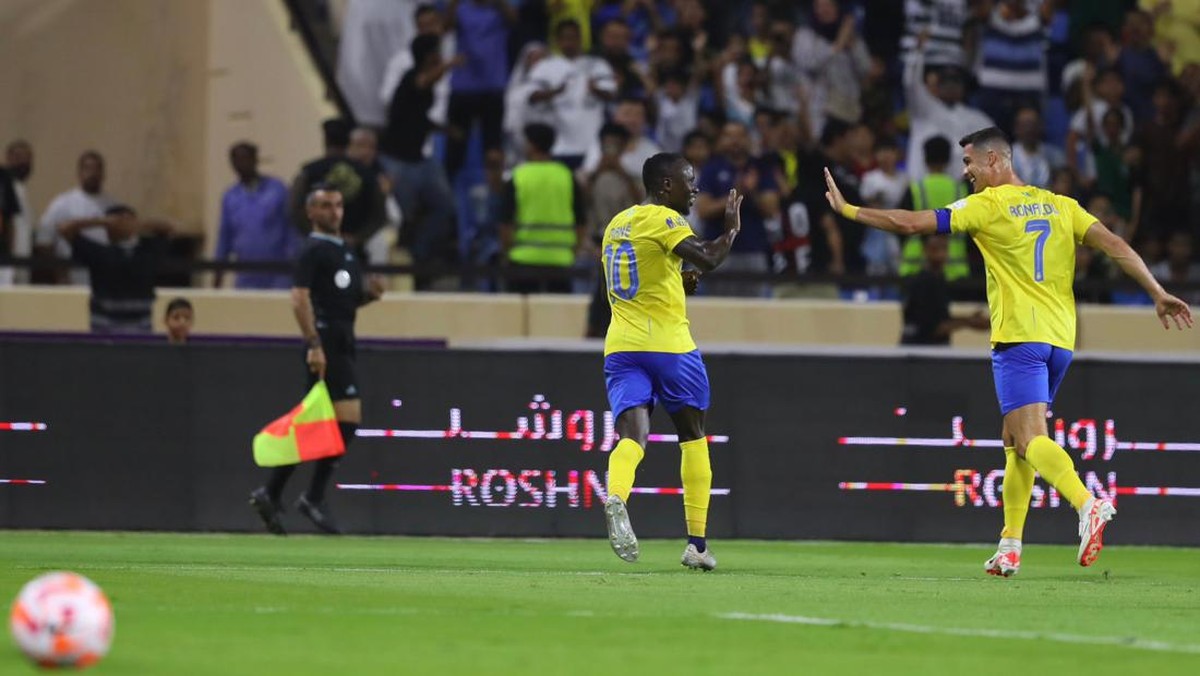 Sadio Mane dan Cristiano Ronaldo mencetak gol dalam kemenangan Al Nassr di markas Al Raed 3-1. Foto: dok Al Nassr