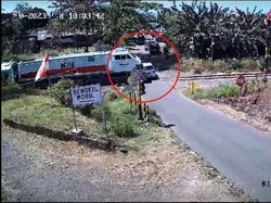 Detik-detik Avanza Silver Tersambar KA Pandanwangi di Banyuwangi