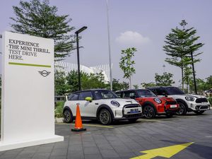 Diler Mewah MINI Eurokars Studio Berdiri di Pantai Indah Kapuk Diler Mewah MINI Eurokars Studio Berdiri di Pantai Indah Kapuk