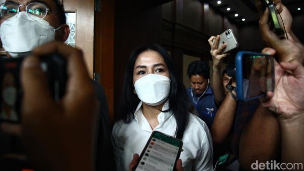 Disebut Dalam Surat Dakwaan, Istri Rafael Alun Bungkam