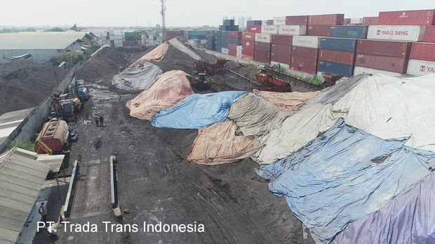 DLH DKI memberi sanksi terhadap 2 perusahaan pergudangan dan penyimpanan (stockpile) batu bara di Jakarta Utara. (dok DLH DKI)