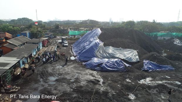 DLH DKI memberi sanksi terhadap 2 perusahaan pergudangan dan penyimpanan (stockpile) batu bara di Jakarta Utara. (dok DLH DKI)