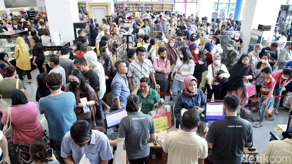 Hari Kedua Cuci Gudang, Toko Gunung Agung Masih Diserbu Warga