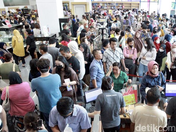 Hari Kedua Cuci Gudang, Toko Gunung Agung Masih Diserbu Warga