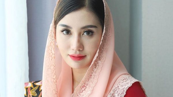 7 Gaya Berkerudung Istri Bupati Trenggalek, Cantiknya Curi Perhatian