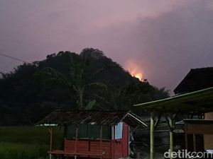 Kebakaran Gunung Ranggagading Meluas Bikin Warga Khawatir Kebakaran Gunung Ranggagading Meluas Bikin Warga Khawatir