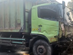 Dump Truck Picu Kecelakaan Beruntun di Tol JORR, 3 Mobil Ringsek