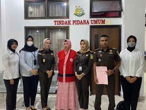Kejari Bungo Eksekusi IRT Terpidana Penjualan Kode Akses Ilegal Mola TV Kejari Bungo Eksekusi IRT Terpidana Penjualan Kode Akses Ilegal Mola TV