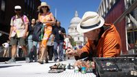 Keren! Seniman London Ubah Bekas Permen Karet Jadi Lukisan Indah