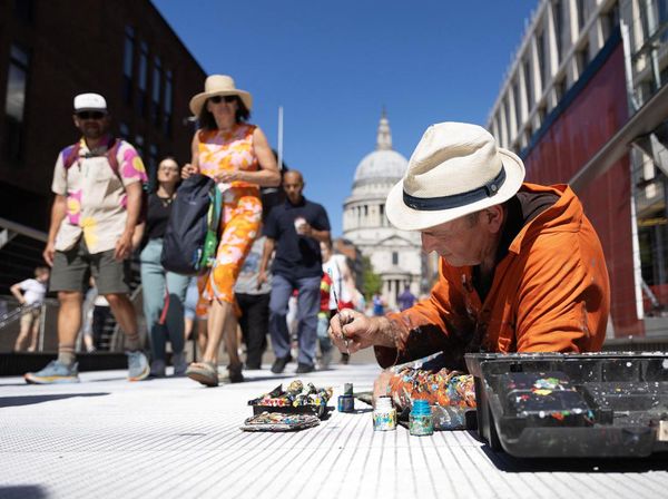 Keren! Seniman London Ubah Bekas Permen Karet Jadi Lukisan Indah