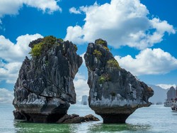 Batu Berciuman Retak Kena Erosi, Sedikit Lagi Runtuh!