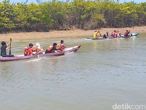 Keseruan Perahu Karam di Arena Lomba Dayung Sampang