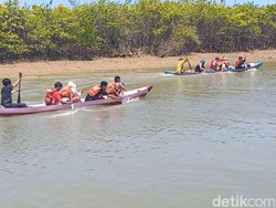 Keseruan Perahu Karam di Arena Lomba Dayung Sampang