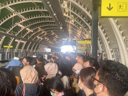 Kereta LRT Jabodebek yang Gangguan Pintu-Listrik Dicek di Depo