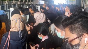 LRT Jabodebek Sempat Gangguan hingga AC Mati, Ini Suasana Saat Penumpang Numpuk