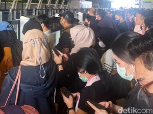 LRT Jabodebek Sempat Gangguan hingga AC Mati, Ini Suasana Saat Penumpang Numpuk