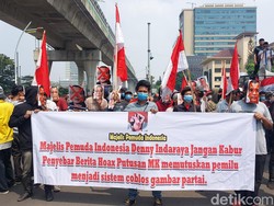 Massa Majelis Pemuda Demo di Mabes Polri, Minta Denny Indrayana Ditangkap