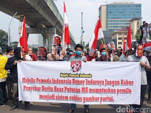 Massa Majelis Pemuda Demo di Mabes Polri, Minta Denny Indrayana Ditangkap Massa Majelis Pemuda Demo di Mabes Polri, Minta Denny Indrayana Ditangkap