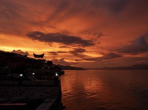Menikmati Indahnya Matahari Terbenam di Danau Toba Menikmati Indahnya Matahari Terbenam di Danau Toba