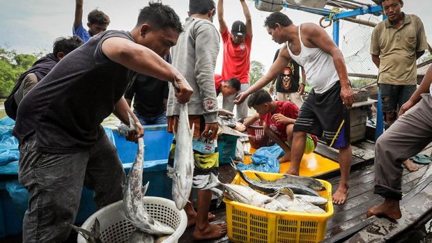 Menkop UKM Teten Masduki meresmikan SPBU Nelayan