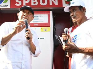 Teten Resmikan SPBU Nelayan di Pekalongan, Harga Solarnya Rp 6.800/Liter Teten Resmikan SPBU Nelayan di Pekalongan, Harga Solarnya Rp 6.800/Liter