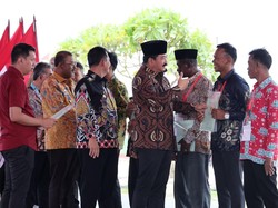 Menteri ATR Bagikan 10.668 Sertifikat Tanah ke Warga di Kepri