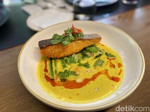 Ada Salmon Acar Kuning dan Cake Belelehan Cokelat Lumer di Restoran Ini