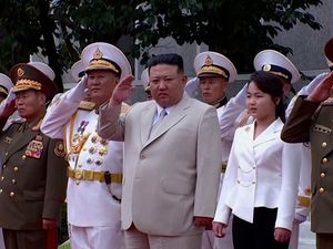 Momen Kim Jong Un Ajak Putrinya Kunjungi Markas Angkatan Laut Korut