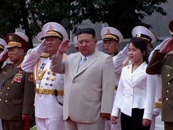 Momen Kim Jong Un Ajak Putrinya Kunjungi Markas Angkatan Laut Korut